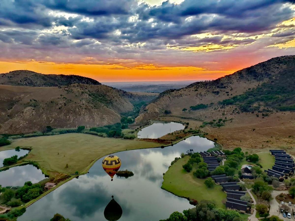 Kloofzicht Lodge & Spa كروغيرسدورب المظهر الخارجي الصورة Hot air balloon over the San Luis Reservoir