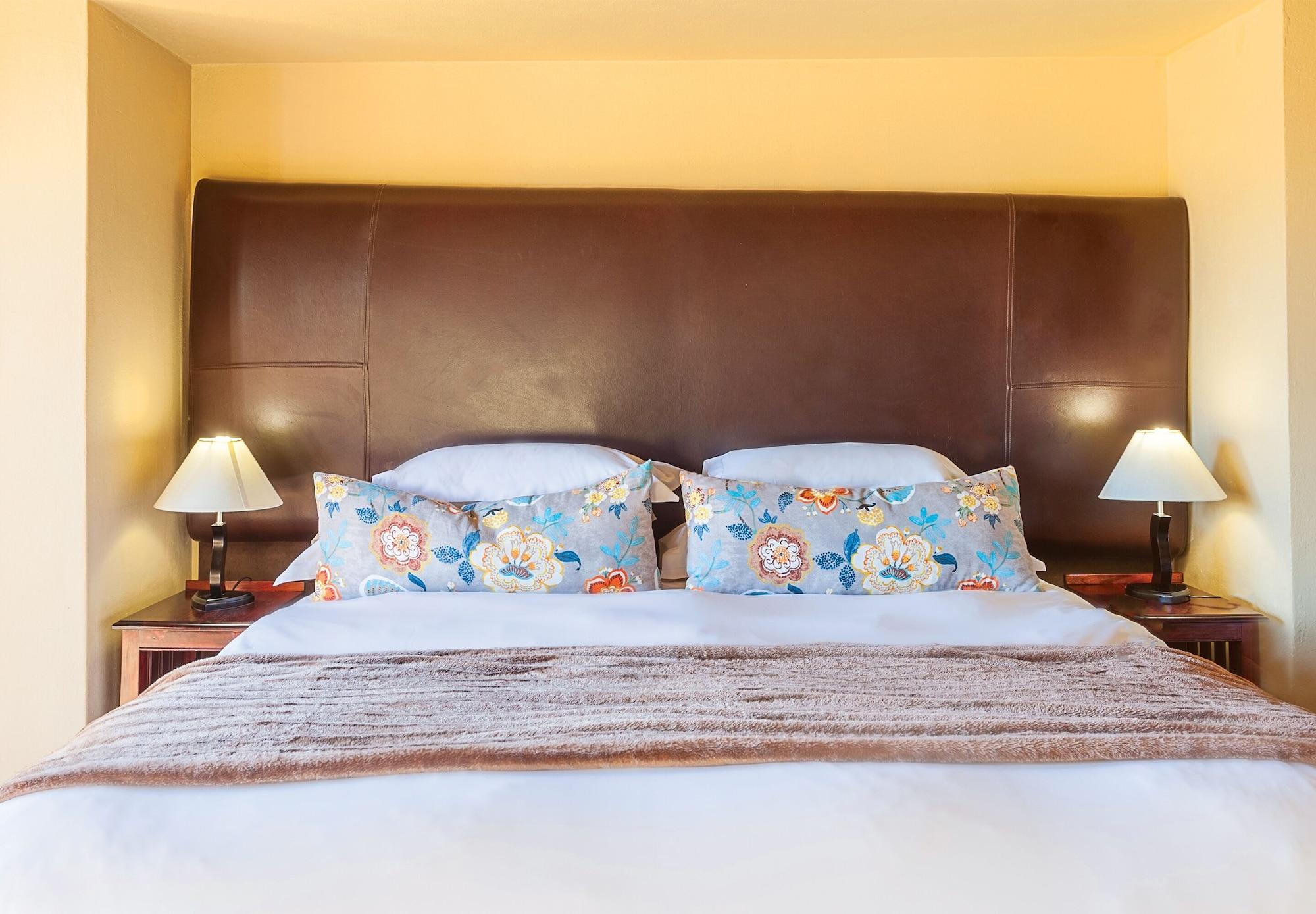 Kloofzicht Lodge & Spa كروغيرسدورب المظهر الخارجي الصورة A bed with a headboard