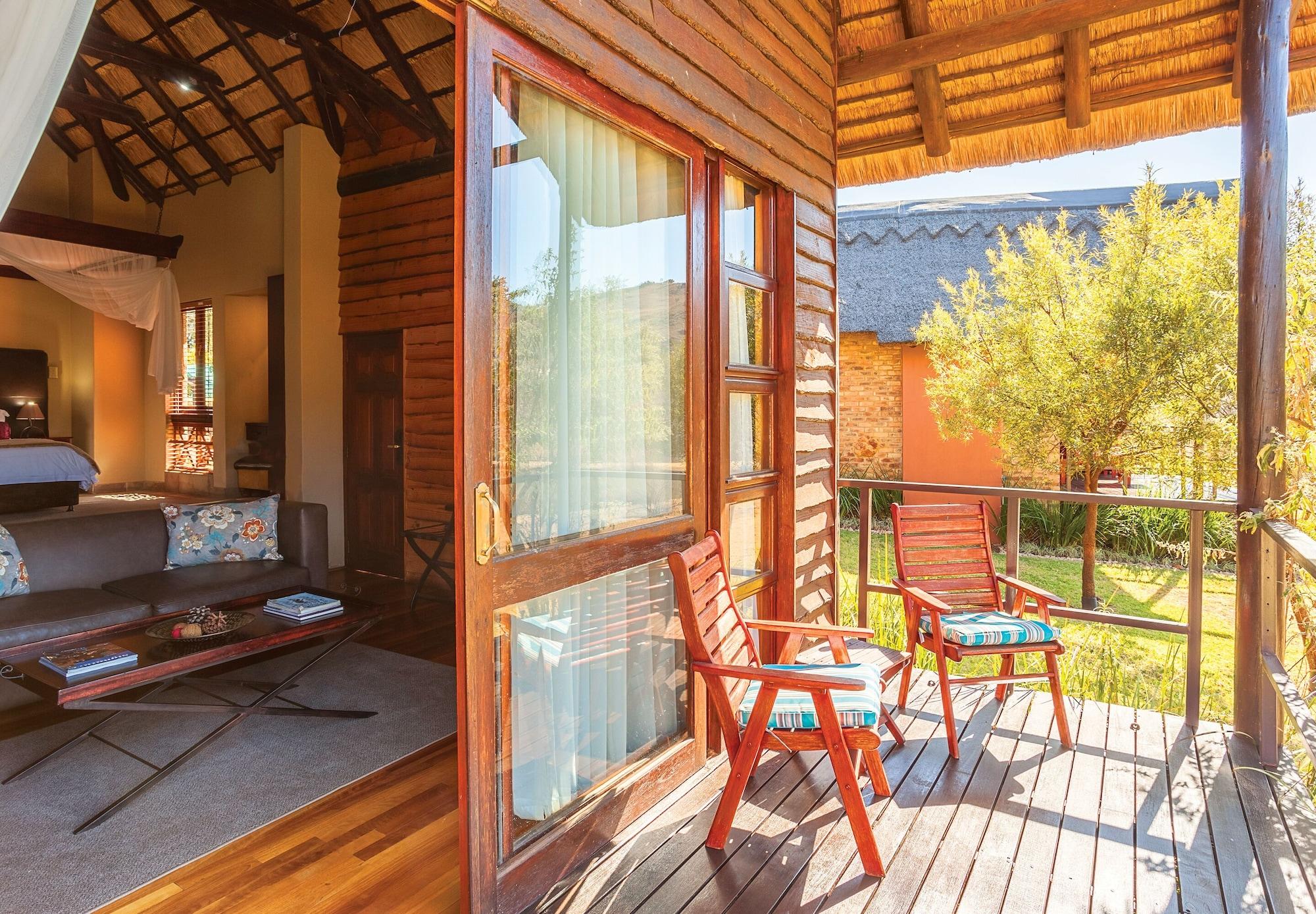 Kloofzicht Lodge & Spa كروغيرسدورب المظهر الخارجي الصورة A view of the balcony of a suite at the resort
