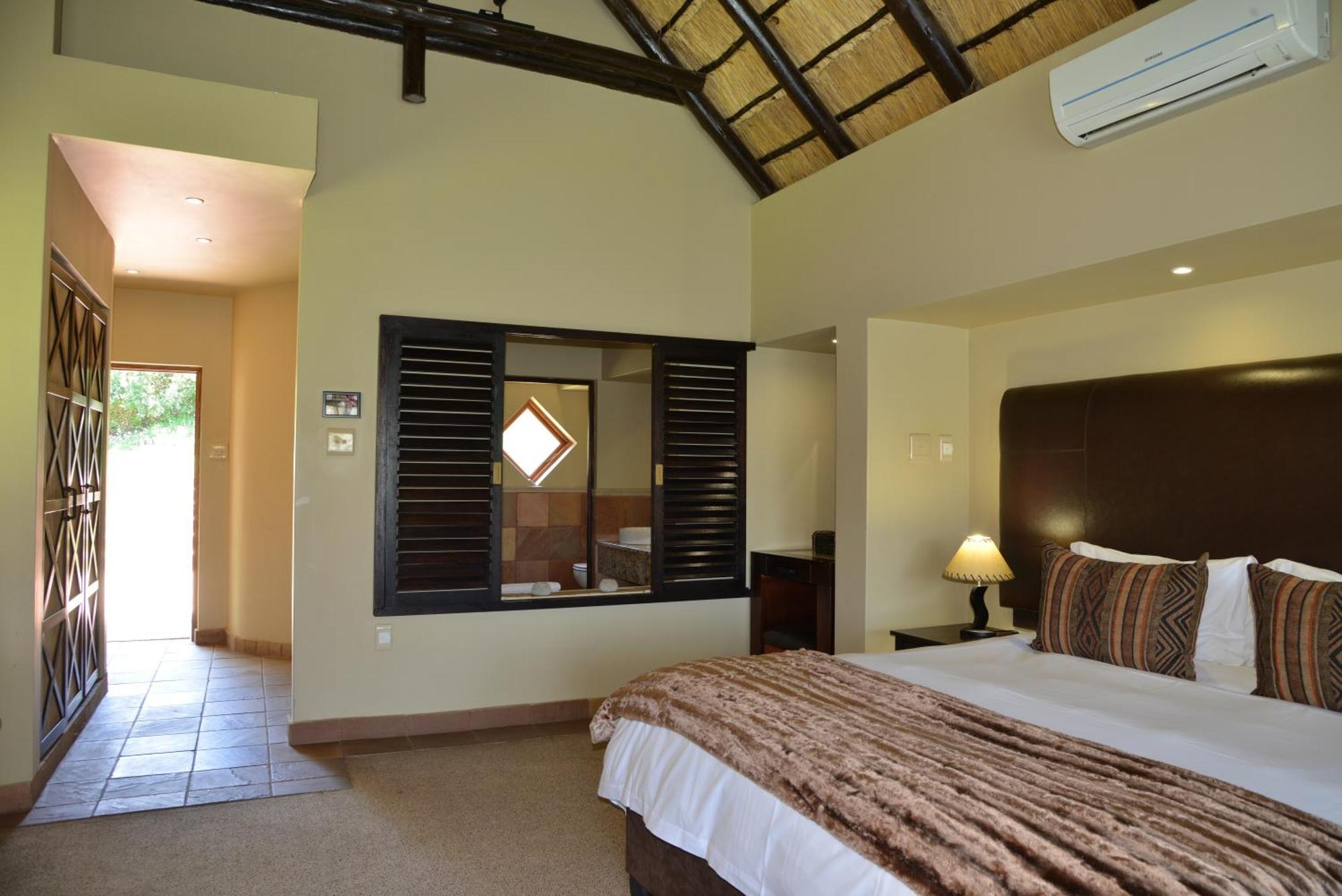 Kloofzicht Lodge & Spa كروغيرسدورب الغرفة الصورة A bedroom at the resort