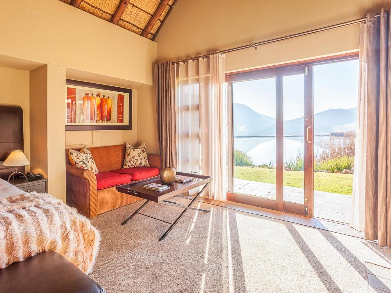 Kloofzicht Lodge & Spa كروغيرسدورب المظهر الخارجي الصورة A room at the Protea Hotel Sky Villa