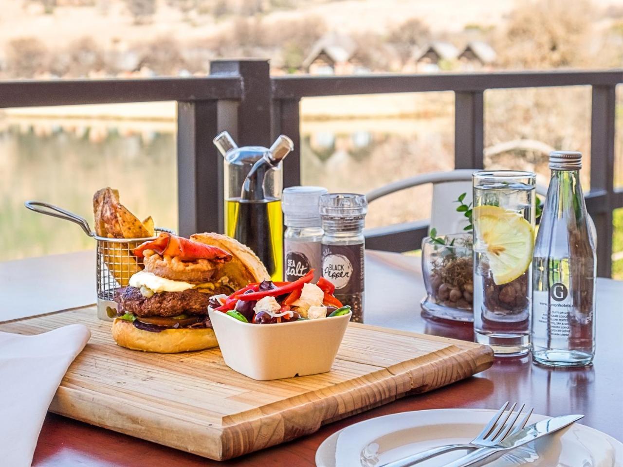 Kloofzicht Lodge & Spa كروغيرسدورب المظهر الخارجي الصورة A meal at the restaurant