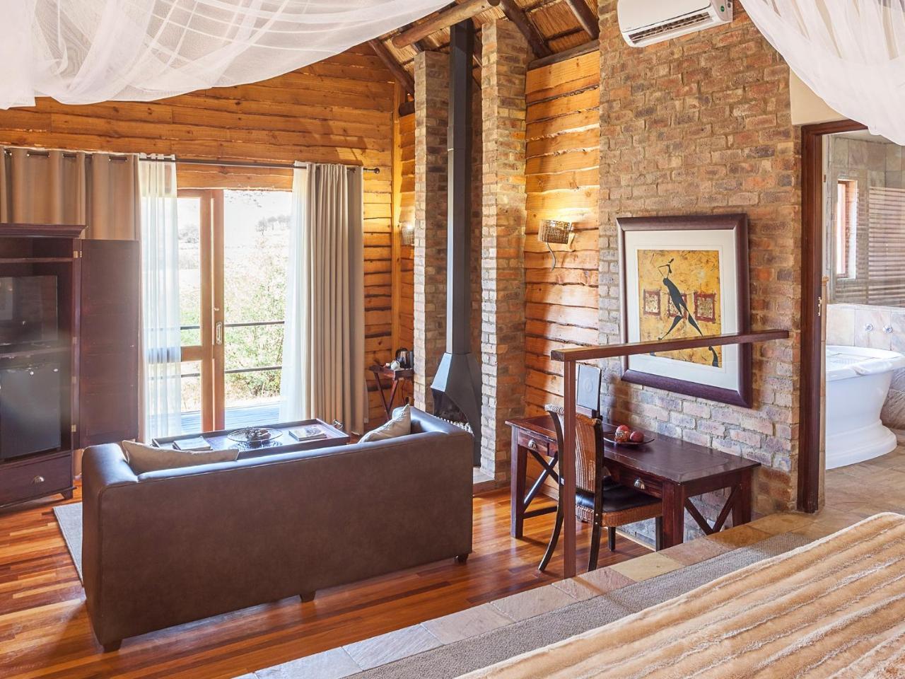 Kloofzicht Lodge & Spa كروغيرسدورب المظهر الخارجي الصورة Interior of a suite at the lodge