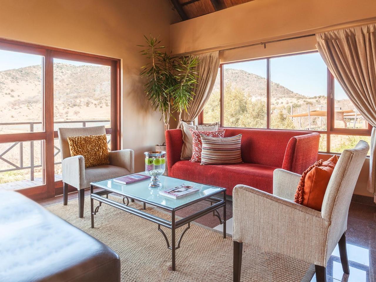 Kloofzicht Lodge & Spa كروغيرسدورب المظهر الخارجي الصورة A living room at the Inn at Eagle Mountain