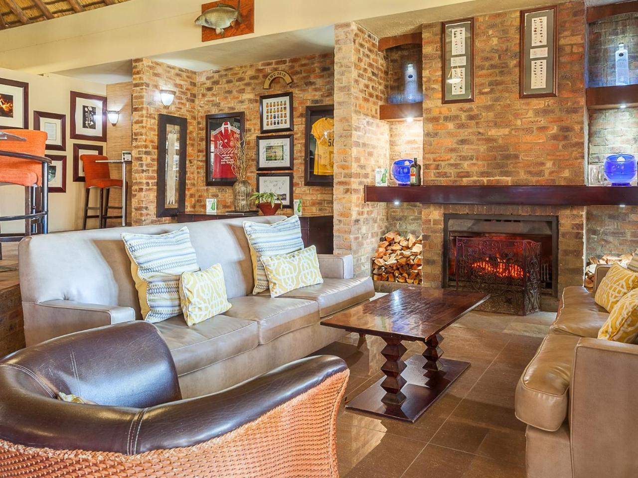 Kloofzicht Lodge & Spa كروغيرسدورب المظهر الخارجي الصورة The interior of the clubhouse at the Royal Natal National Park Golf Course