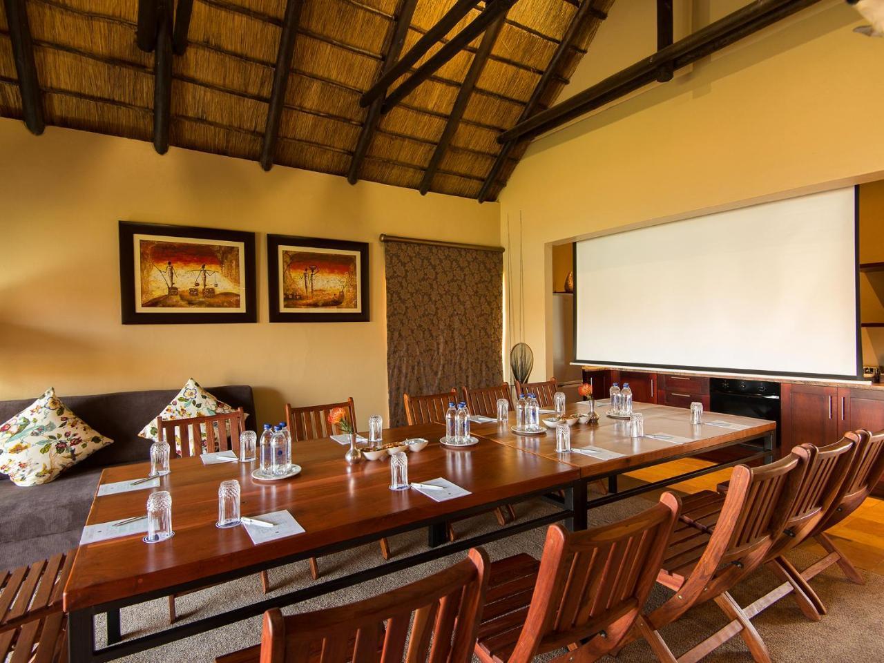 Kloofzicht Lodge & Spa كروغيرسدورب المظهر الخارجي الصورة Conference room at the Victoria Falls Hotel
