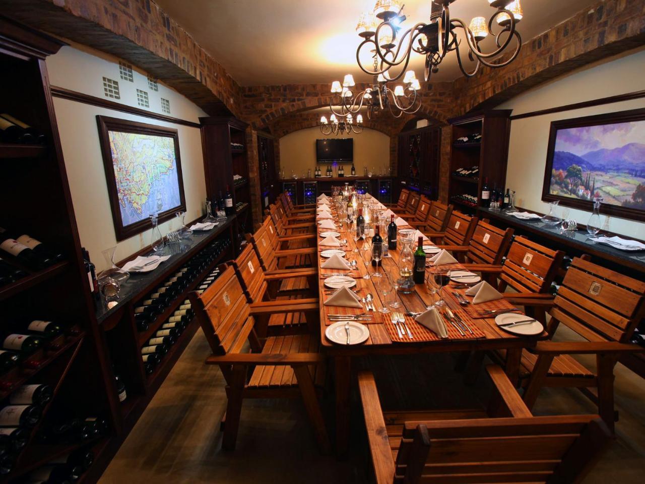 Kloofzicht Lodge & Spa كروغيرسدورب المظهر الخارجي الصورة Wine tasting room at the winery