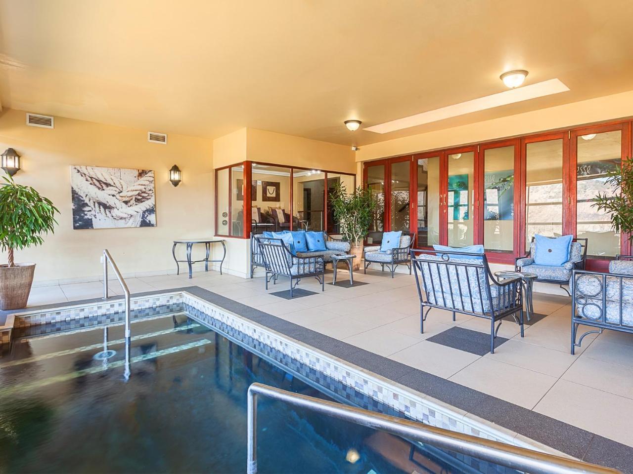 Kloofzicht Lodge & Spa كروغيرسدورب المظهر الخارجي الصورة The pool at the 1010 Chestnut Street clubhouse